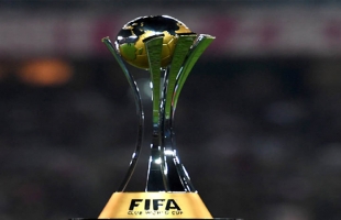 الاتحاد الدولي لكرة القدم "فيفا" يمنع اللاعبين من "البصق" بعد استئناف المباريات