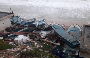 "نقابة الصيادين الفلسطينيين": دمار وأضرار بالغة في ميناء دير البلح جراء العاصفة