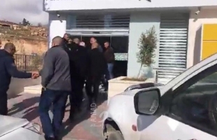 ازريقات: مجهولون يسرقون مبالغ مالية من "بنك" شرق بيت لحم- فيديو