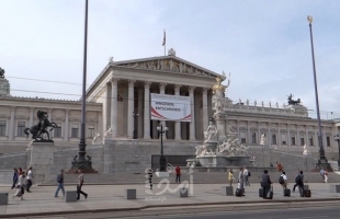نشطاء يهود داعمون للقضية الفلسطينية يقتحمون البرلمان النمساوي