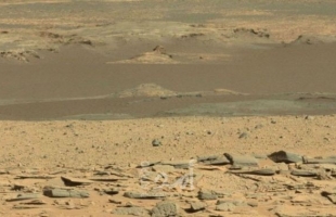 العثور على شخص غريب على سطح المريخ