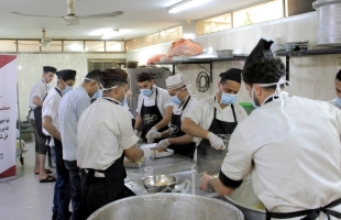 العمادي: مستمرون في تقديم وجبات الإفطار والسحور للمحجورين صحياً بغزة