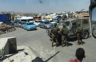 قوات الاحتلال تدمر "بسطات" البائعين قرب مخيم قلنديا