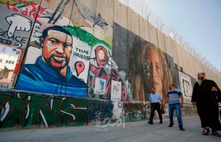 رسم صورة للأمريكي 'فلويد' على الجدار الفاصل بالضفة الغربية