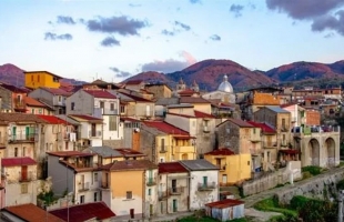 قرية إيطالية تبيع عقاراتها مقابل يورو واحد فقط للمنزل
