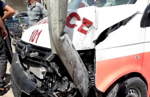 إصابة مسعف بإصطدام سيارة إسعاف بعامود كهرباء في خانيونس- صور