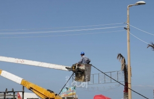 شركة الكهرباء تنتهي من تمديد شبكة للاستراحات والأكشاك في الواجهة البحرية لمدينة غزة