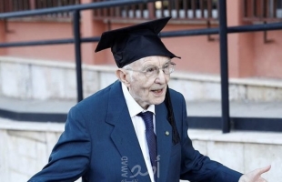 رجل مسن يتحدى الشيخوخة ويتخرج من الجامعة بعمر 96!