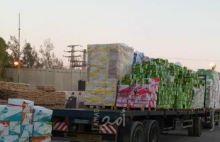 بالصور- إدخال عشرات الشاحنات المحملة بالبضائع والمواد الغذائية إلى قطاع غزة