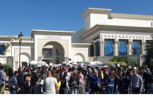 الصحفيون التونسيون يحتجون على تعديل مثير للجدل لقانون خاص بوسائل الاعلام