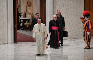 واشنطن بوست: "كمامة البابا" تُثير الجدل داخل الفاتيكان