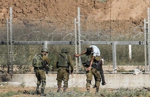 إعلام عبري: اعتقال فلسطينيين تسللا عبر السياج من غزة