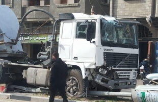 اصطدام شاحنة تحمل وقود بعامود كهرباء في خانيونس- صور