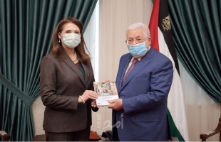 الرئيس عباس يتسلم التقريرين الاحصائيين السنويين الخاصين بالقدس وفلسطين