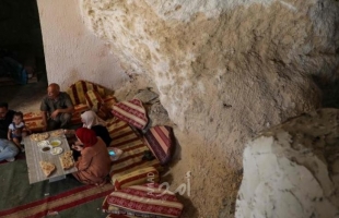 عائلات فلسطينية تستخدم "الكهوف" كمنازل في الضفة الغربية - فيديو
