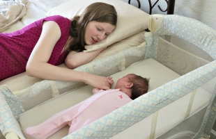 4 أشياء ابعديها عن سرير طفلك الرضيع