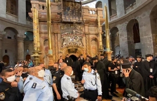 القدس: قوات الاحتلال تعتقل شابين وتعتدي على المصليين وتمنعهم من دخول كنيسة القيامة - فيديو