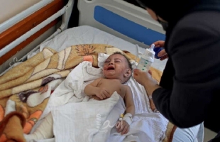 "اندبندنت" تتحدث عن الرضيع المعجزة الذي خرج حيا بعد "مجزرة الشاطئ" في غزة - صور