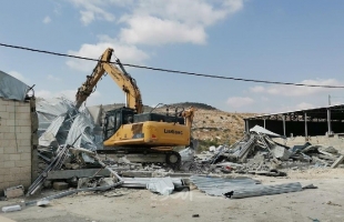 جيش الاحتلال يهدم جداراً حجرياً في الخليل وبركسات ومنشآت تجارية بسلفيت