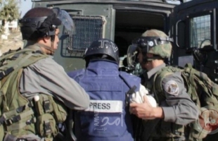 الخليل: قوات الاحتلال يفرج عن سبعة صحفيين بعد استدعائهم للتحقيق