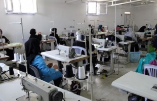 غزة: نساءٌ يعملن في النجارة والخياطة لجلب قوت أطفالهن - فيديو