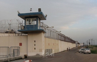 نادي الأسير: حالة من التوتر في سجن "عسقلان" وإدارة السجن تعزل أسيرين أحدهما من المرضى