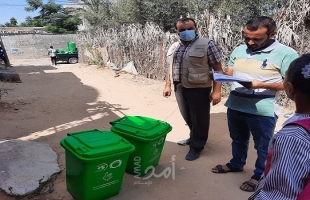 غزة: بلدية القرارة تنفذ مشروع توزيع حاويات "منزلية" للنفايات
