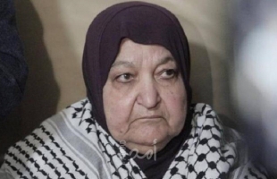 سلطات الاحتلال تمنع والدة الأسير ناصر أبو حميد من زيارته