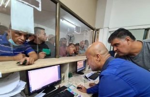 مواطنو غزة يتوافدون لاستلام موافقات "لم الشمل" في مقر الشؤون المدنية- صور
