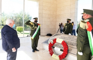 الرئيس عباس يضع اكليلًا من الزهور على ضريح ياسر عرفات