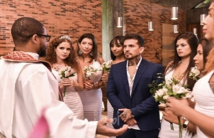عارض أزياء برازيلي يتزوج من 9 فتيات في آن واحد بحفل ضخم: "هغير فكرة الجواز"