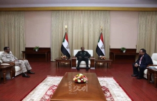 الحمدوك يوقع اتفاق سياسي لإنهاء الأزمة في السودان وتجمع المهنيين يصفه بالخيانة