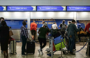 السياح يسارعون إلى مطار "جوهانسبرغ" بعد إعلان دول عدة تعليق الرحلات من جنوب إفريقيا