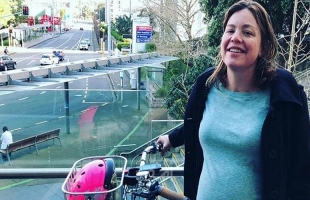 للمرة الثانية.. سياسية نيوزيلندية تتوجه للمستشفى بدراجة لولادة طفلها