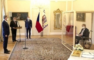 طريقة مبتكرة لرئيس التشيك خلال تعيين رئيس للوزراء رغم إصابته بـ"كورونا"