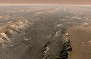 "الأخدود الأعظم" فوق سطح المريخ - شاهد