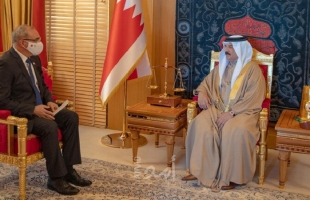 ملك البحرين يتسلم أوراق اعتماد أول سفير إسرائيلي