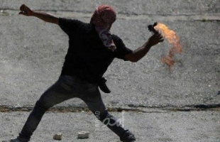 شبان يلقون "زجاجات حارقة" تجاه جنود الاحتلال في الخليل