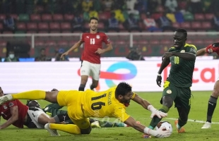 السنغال ترفع كأس أمم إفريقيا بعد فوزها على مصر بضربات الترجيح - فيديو