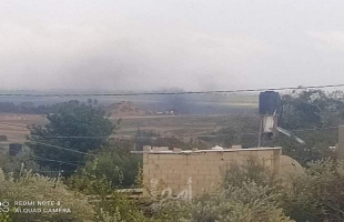 غزة: شبّان يحرقون آلية هندسية تابعة لجيش الاحتلال شرق المحافظة الوسطى