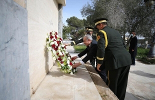 اشتية يضع إكليلا من الزهور على النصب التذكاري لشهداء معركة الهاني في طرابلس