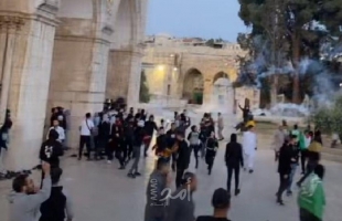 اصابات خلال مهاجمة شرطة الاحتلال للمصلين داخل المسجد الأقصى- فيديو