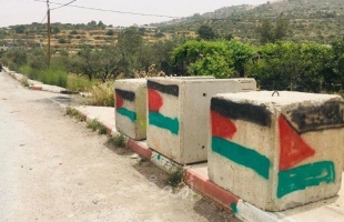 شبان يرسمون "علم فلسطين" على حاجز لجيش الاحتلال جنوب نابلس- صور