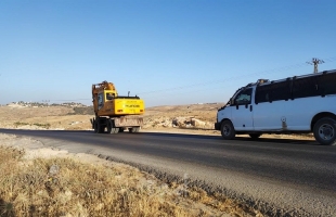 قوات الاحتلال تحتجز مسنًا وتستولي على جرافة في مسافر يطا