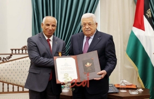 الرئيس عباس يقلّد المناضل الوطني محمد عياش ميدالية الإنجاز