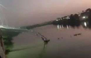 40 قتيلا وأكثر من 100 مصاب بسبب انهيار جسر معلق في الهند - فيديو