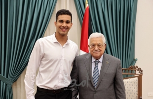"الرئيس عباس" يستقبل السبّاح "يزن البوّاب"