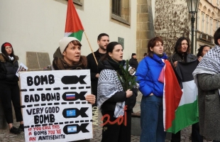 مسيرة دعم لفلسطين بمشاركة آلاف السياح في "أسواق الميلاد" في براغ- فيديو وصور