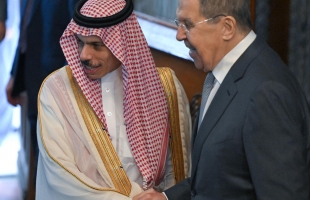 لافروف وبن فرحان يؤكدان أهمية التفاوض نحو إقامة الدولة الفلسطينية وضرورة وقف حرب غزة