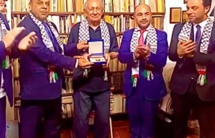 الرئيس عباس يمنح الشاعر الفنزويلي غوستافو بيريرا وسام الثقافة